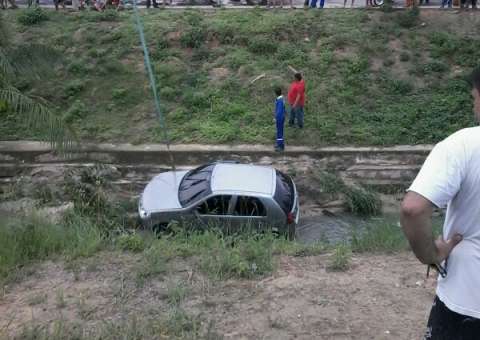 Motorista perde a direção e despenca em igarapé no Nova Cidade