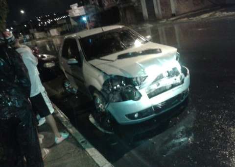 Acidente grave entre veículos no Jorge Teixeira