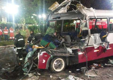 IML conta mortos e feridos em acidente entre ônibus e caçamba