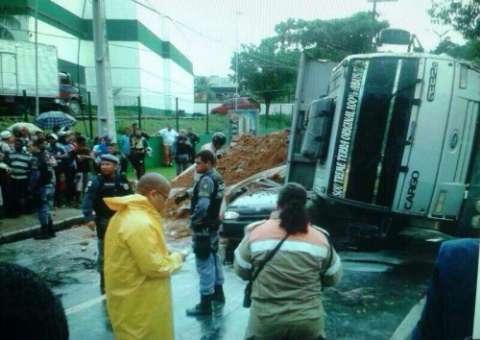 Veículos transformados em destroços após choque na Djalma Batista