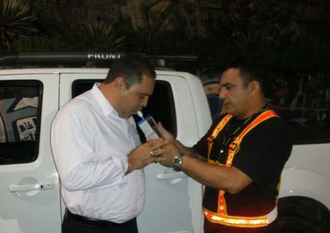 Vereador de Manaus para em blitz do Detran e faz teste do bafômetro