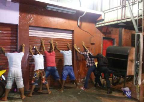 Polícia cerca a cidade e faz prisões