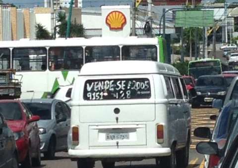 Para promover venda de Kombi motorista entra na contramão e atrapalha trânsito