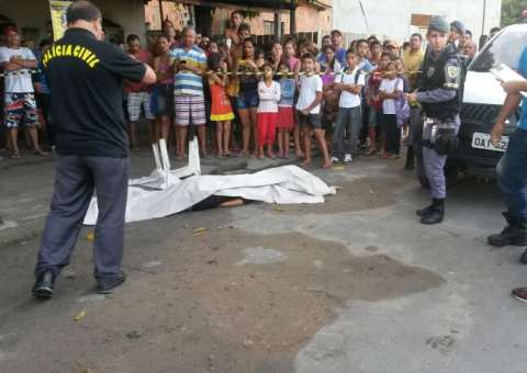 "Mulher" é morta a pauladas e corpo  encontrado em rua de Manaus