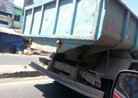 Caçamba circula sem placa em Manaus