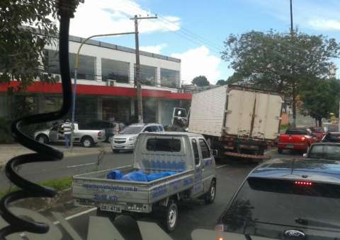 Caminhão perde o controle e colide no mesmo lugar de caçamba no Japiim