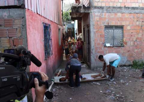 Homem é assassinado no Japiim com quatro tiros 