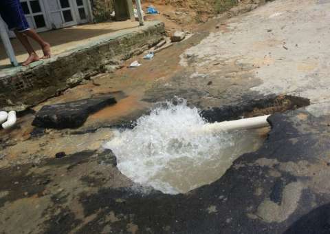 Cano quebrado há 10 dias permanece sem solução