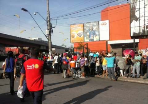 GREVE: Usuários sofrem nas paradas de ônibus em Manaus