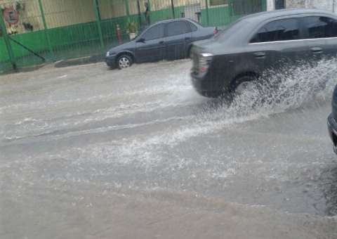 Chuva provoca inundação em vários pontos de Manaus