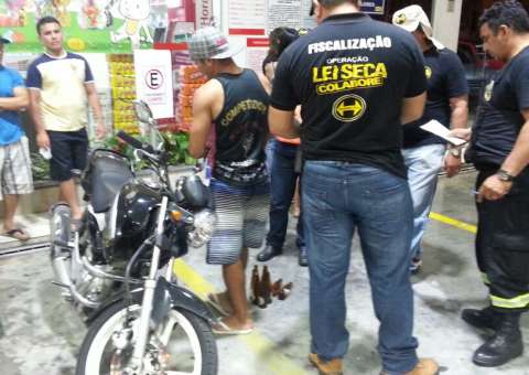 Operação Lei Seca flagra consumo de bebida em postos de gasolina