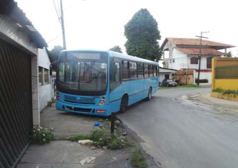 Ônibus com problemas técnicos é deixado atravessado em rua
