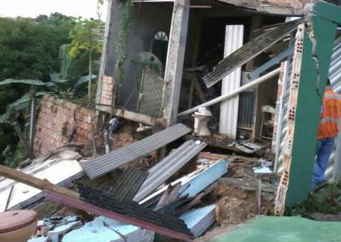 Casa desaba no Dom Pedro