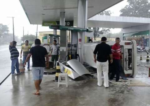 Kombi capota  e invade posto de gasolina na Avenida do Turismo