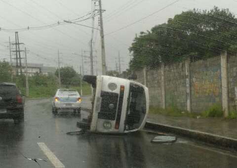Kombi capota na Avenida das Torres