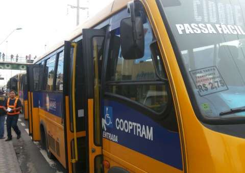 Fiscalização flagra motorista de microônibus sem habilitação
