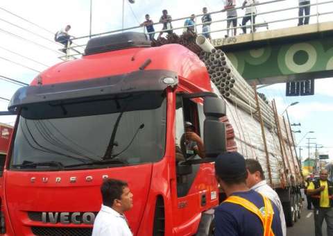 Carreta é barrada na Grande Circular por flagrante risco