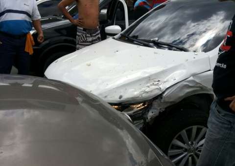 Homem dorme no trânsito e causa acidente