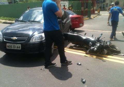 Motociclista é gravemente atingido após movimento brusco de carro