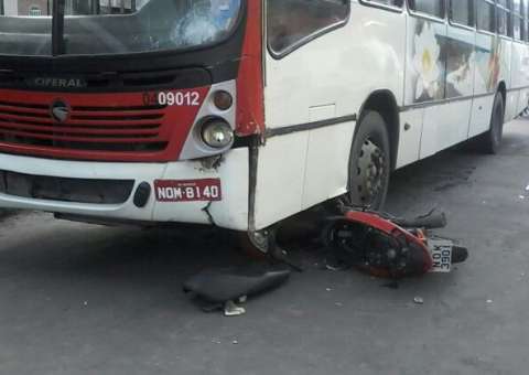 Moto é esmagada por ônibus em Manaus
