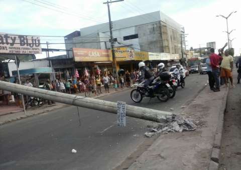 Poste é atingido por ônibus e cai sobre lojistas no Zumbi