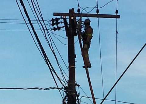 Funcionário da Amazonas Energia  sofre descarga elétrica e desmaia.  Veja video