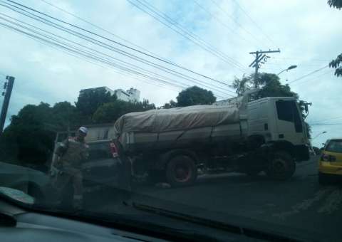 Caminhão perde o controle em ladeira no Centro