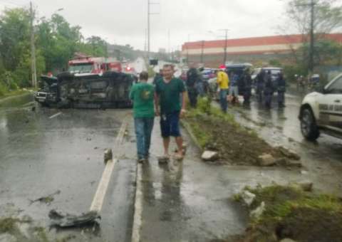 Viatura da PM capota e deixa policiais feridos