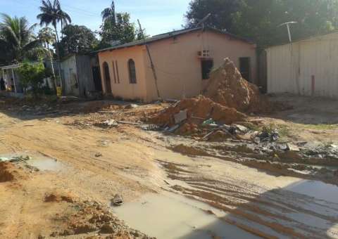 Rua quebrada permanece sem asfalto em Manaus