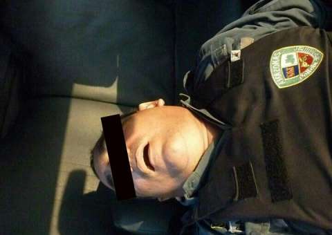 Novas fotos de policiais dormindo em viaturas revelam cansaço da tropa