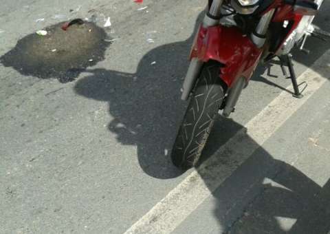 Motorista sem habilitação afunda traseira de carro e faz 3 feridos