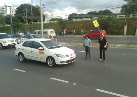 Pedestres ignoram faixa e se jogam na frente dos carros