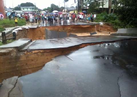 Rua parte ao meio e moradores estão isolados no Lírio do Vale
