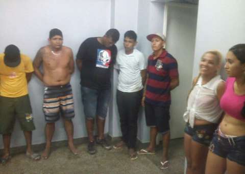 10 homens são presos com 2 mulheres no Laços de Amor