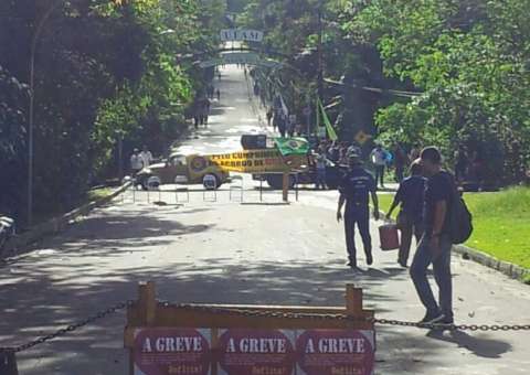 Manifestação na Ufam prejudica trânsito