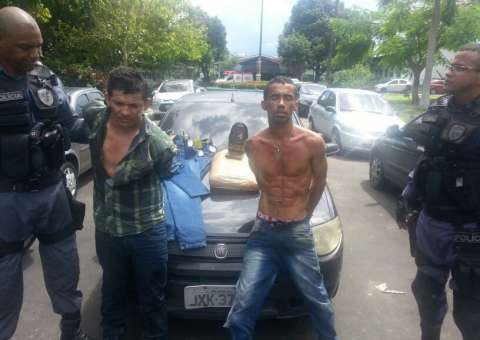 Dupla é flagrada roubando roupa na Marisa e com carro roubado