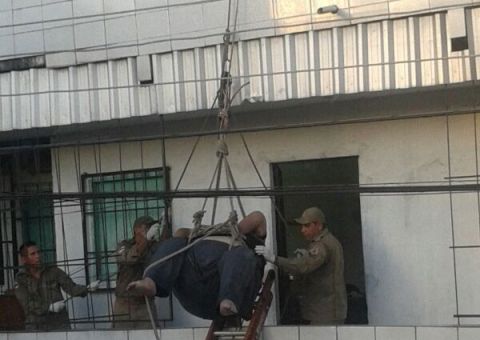 Em Manaus homem infarta e tem de ser retirado pelos Bombeiros