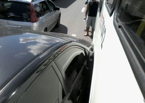 Disputa por faixa causa acidente na Djalma Batista