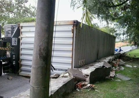 Caminhão tomba no Distrito