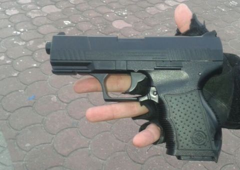 Jovens são encontrados com arma falsa para assustar