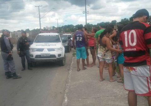 Carro cai no Igarapé do Passarinho