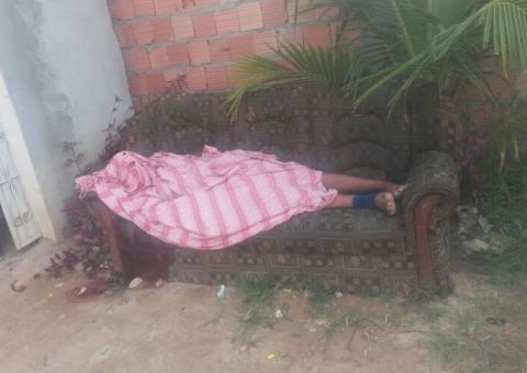 Homem tem rosto deformado por dois tiros e morre