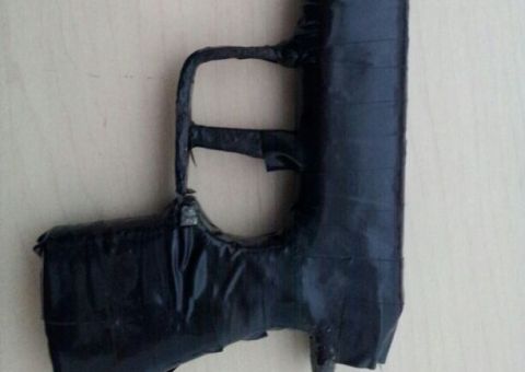 População espanca assaltantes ao perceber que arma era de brinquedo