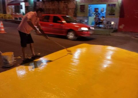 Para acabar acidentes, moradores se unem e pintam quebra mola