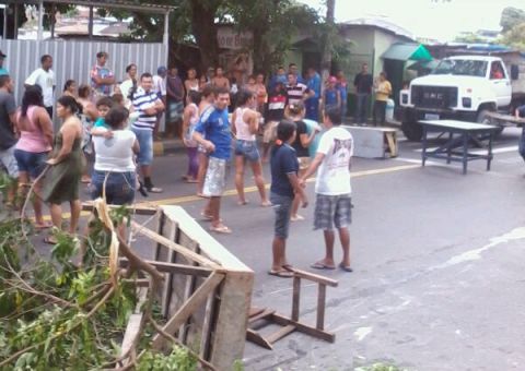 Moradores fecham as pontes de acesso e saída do São Jorge