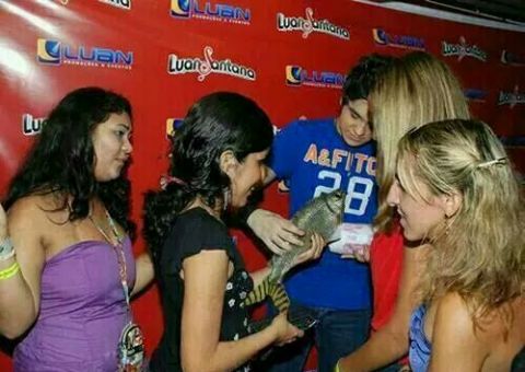 Luan Santana recebe Jaraqui de fã em Santarém