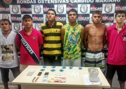 Seis jovens e um adolescente são presos vendendo droga na Compensa