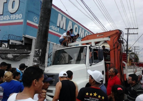 Caminhão perde direção, bate em poste fere mulher com gravidade