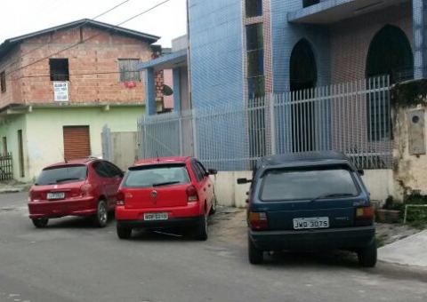 Vizinhos denunciam igreja que usa calçada como estacionamento