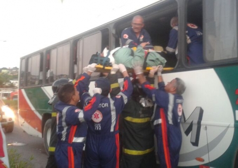 Ônibus colidem e deixam 14 pessoas feridas em Manaus